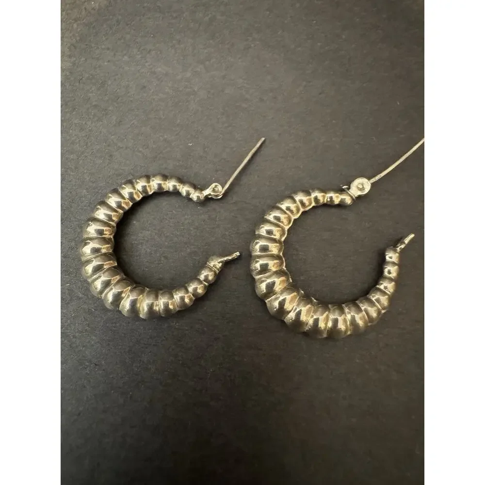Ribbed Hoop Earrings sterling Silver 925 Round Hinged Closure No Stone